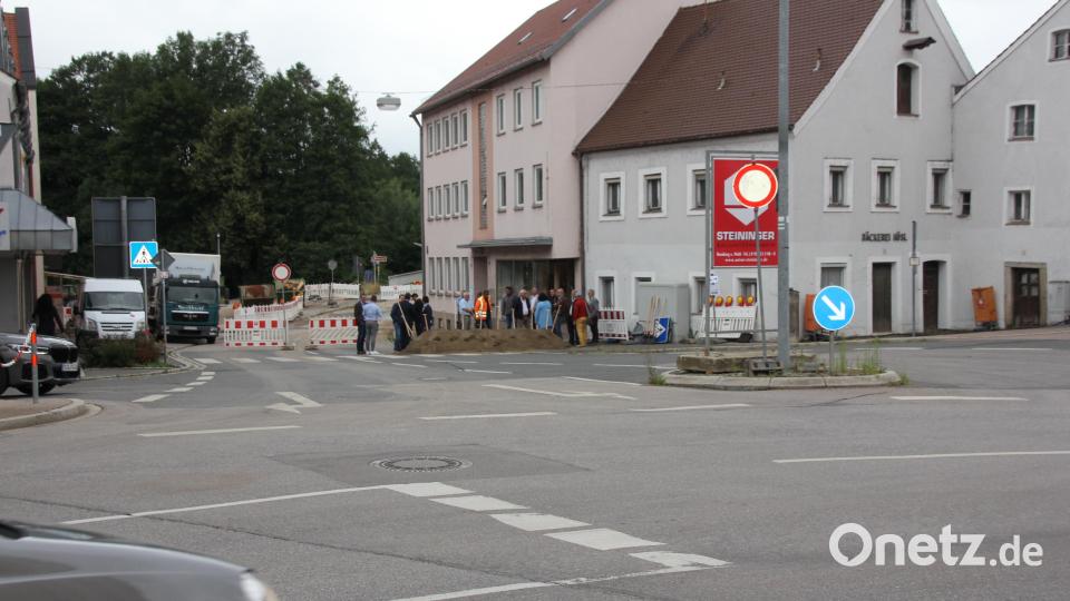 Der Jobplatz im Vordergrund) wird zu einem kleinen Kreisverkehr umgebaut, wodurch eine deutliche Verbesserung der Verkehrssituation am zentralen Knotenpunkt Jobplatz in Neunburg erreicht wird. Bild: frd