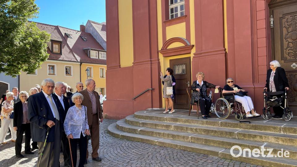 Die Jubelkonfirmation verteilte sich in der Paulanerkirche Amberg auf drei Gruppen. Bild: Joachim von Kölichen/exb