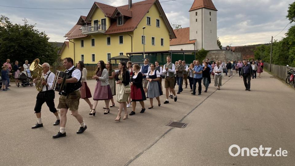 Nach dem Open-Air-Gottesdienst ging es am Samstag in den Garten des Alten Schulhauses. Bild: aub