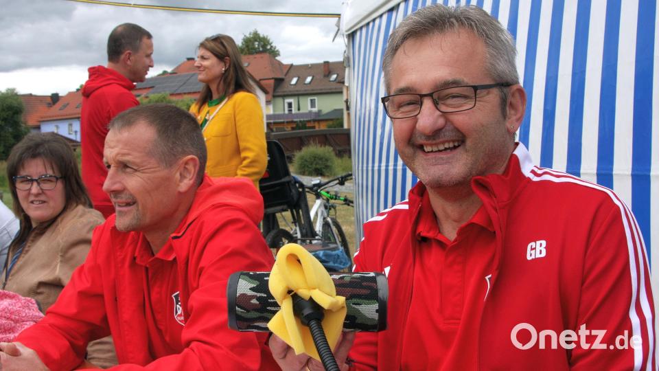 Moderiert wurde der Nachmittag auf der Falkenberger Festwiese von Gerhard Braund (rechts). Assisitiert wurde er von Gerhard Bauer (links). Bild: wro