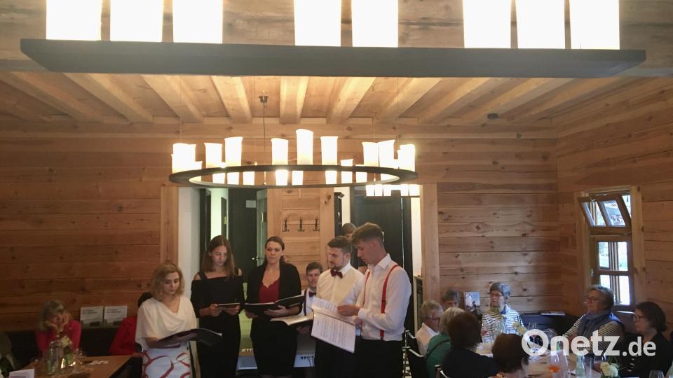 Gesang zum Piano (von links): Sarah Müller, Kristina Kötterl, Anna-Maria Ruidisch, Johannes Raab, Andreas Pürner und Adrian Raab. Bild: gri