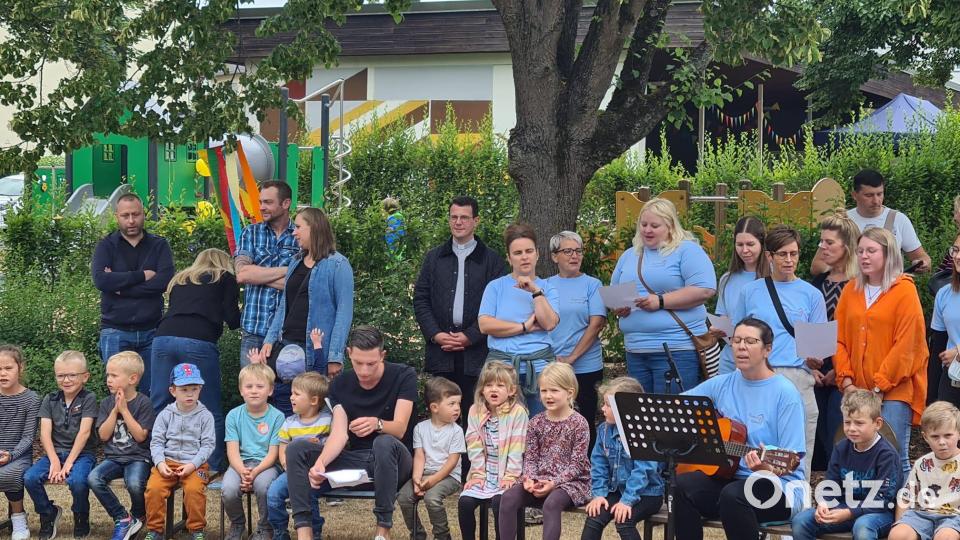 Zum Gitarrenspiel von Doris Weigl singen die Kinder des Kinderhauses nach einem erlebnisreichen Nachmittag ein Abschiedslied. Bild: sei