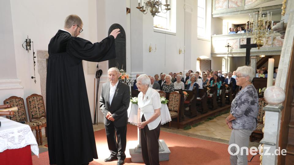 Pfarrer Manuel Sauer (von links) mit den beiden ältesten Jubelkonfirmanden, Adolf Riebel (75-jährige Jubelkonfirmation) und Anneliese Frank (85-jährige Jubelkonfirmation). Bild: njn