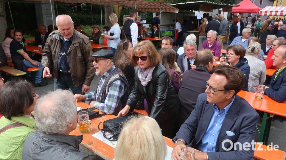 Nach dem ökumenischen Gottesdienst wurde entlang der Bürgermeister-Bärnklau-Straße gefeiert. Bild: Kunz