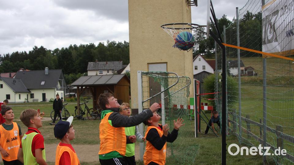 Für Volleyball in der DJK begeistern sich derzeit viele Mädchen und Buben. Einen Beweis ihres Talentes lieferten sie am Sonntag im Rahmen der Veranstaltung &quot;ein Verein stellt sich vor.&quot; Bild: wro