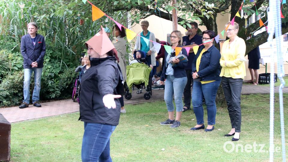 „Schiff ahoi!“ – die Kinder der Schulvorbereitenden Einrichtung (SVE) der Förderschule des Heilpädagogischen Zentrums (HPZ) Irchenrieth vollzogen am Freitagvormittag die traditionelle Taufe ihres neuen Holzspielbootes. Bild: lst/exb