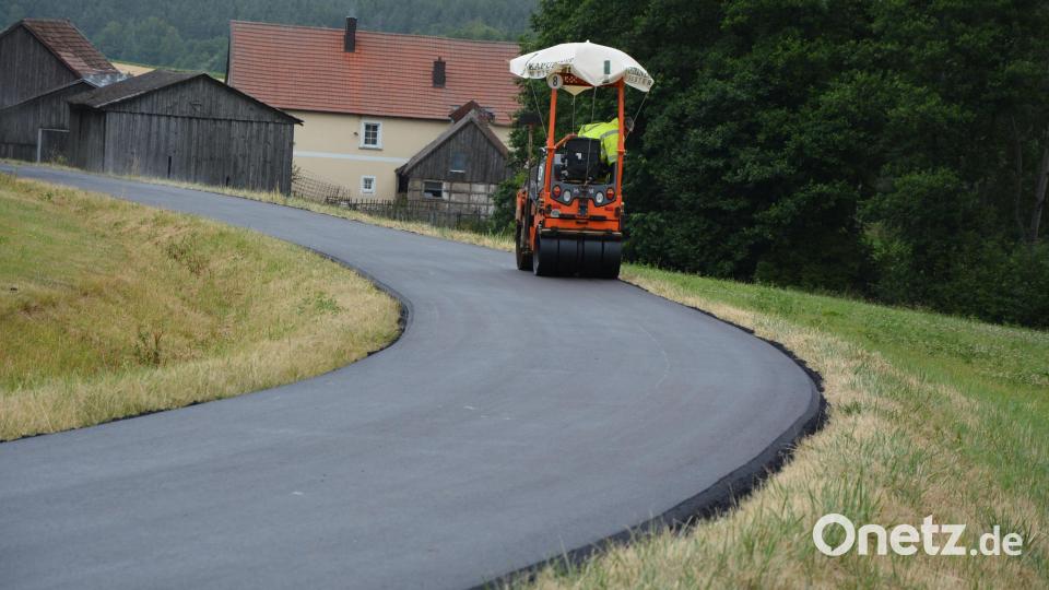 Neu asphaltiert worden ist die Gemeindeverbindungsstraße von der TIR 22 zur Amesmühle. Bild: jr