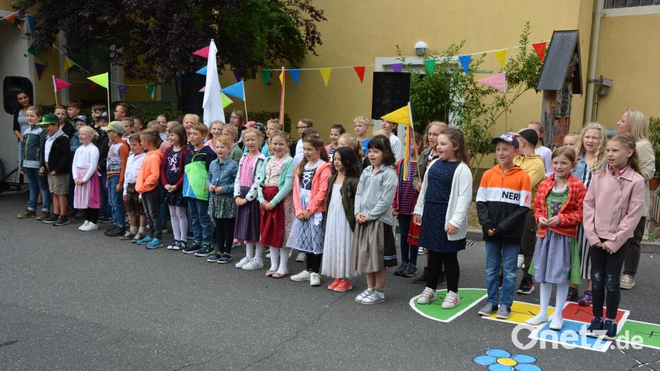 Gemeinsam intonierten die 56 Pechbrunner Grundschüler das Eröffnungslied zum Schulfest. Bild: jr