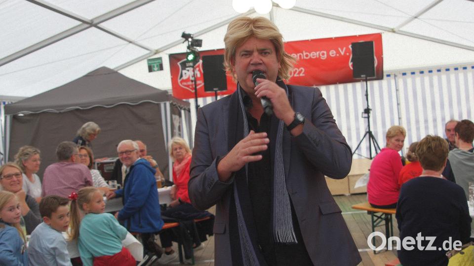 Gleich zu Beginn seiner Show schlüpfte Marc O. Vincent in die Rolle von Schlagerstar Howard Carpendale. Bild: wro
