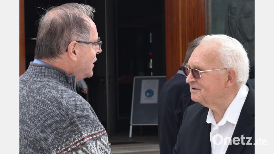Der Jubilar begrüßt den ehemaligen Oberministranten aus Eschenbach Herbert Körper. Bild: rgr