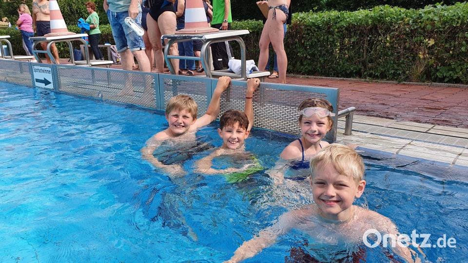 Mit großer Begeisterung machen die vier ATSV-Basketball-Kids beim Sponsorenschwimmen mit. Bild: Lowak