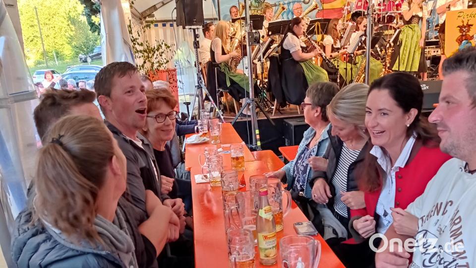 Die gute Laune ist diesen Festbesuchern ins Gesicht geschrieben Bild: fpoz
