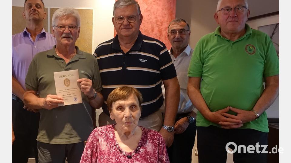 Barbara Albrecht hält seit 40 Jahren treu zum OWV-Zweigverein und wurde mit einer Urkunde geehrt. Vorsitzender Franz Kindl (rechts) zeichnete auch andere Mitglieder für ihre lange Zugehörigkeit aus. Bild: dob