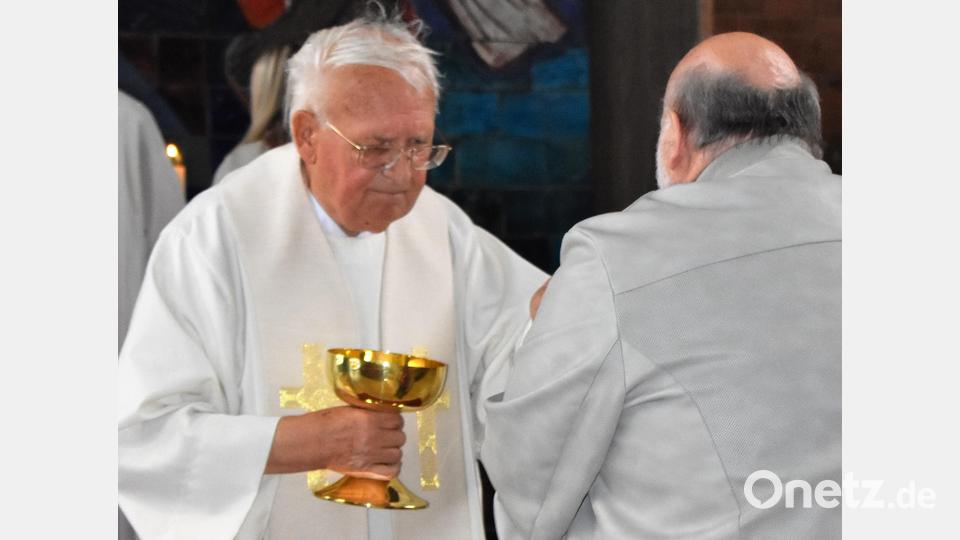 Pfarrer Gerhard Schmidt feiert 50-jähriges Priesterjubiläum in Grafenwöhr Bild: rgr