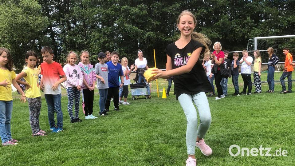 Die Kinder der Jobst-vom-Brandt-Schule trafen sich am Montagmittag zu Geschicklichkeitsspielen auf dem Sportplatz. Mit dabei war auch die Kinderfeuerwehr. Bild: fpoz