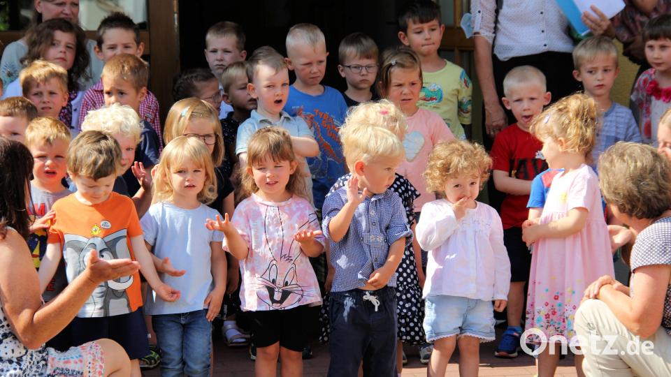 Die Kinder begrüßen die Gäste. Bild: bjo