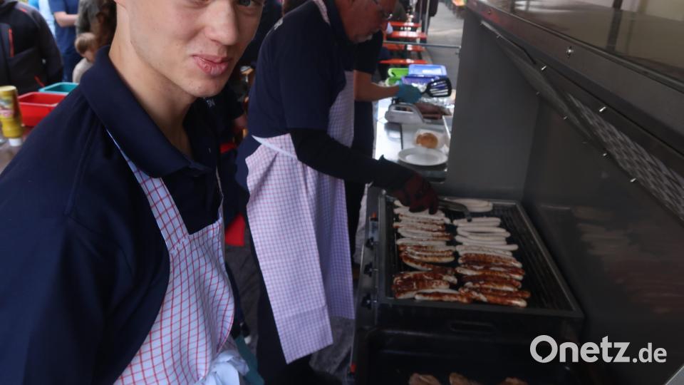 Am Bratwurststand. Bild: Kunz