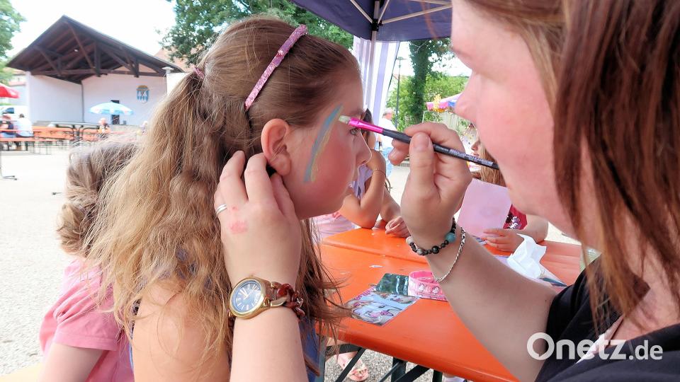 Kinderschminken war besonders bei den Mädchen gefragt. Bild: bsc