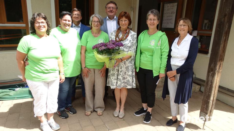 Langjährige Mitarbeiterinnen des Kindergartens St. Martin wurden besonders geehrt: v.li. Leiterin Sonja Schnellinger, Manuela Schraml, Kirchenpfleger Markus Graf, Johanna Kraus Bürgermeister Hans-Martin Schertl, Karin Kaspers, Monika Krieger und Gabriele Meiser. Bild: ct