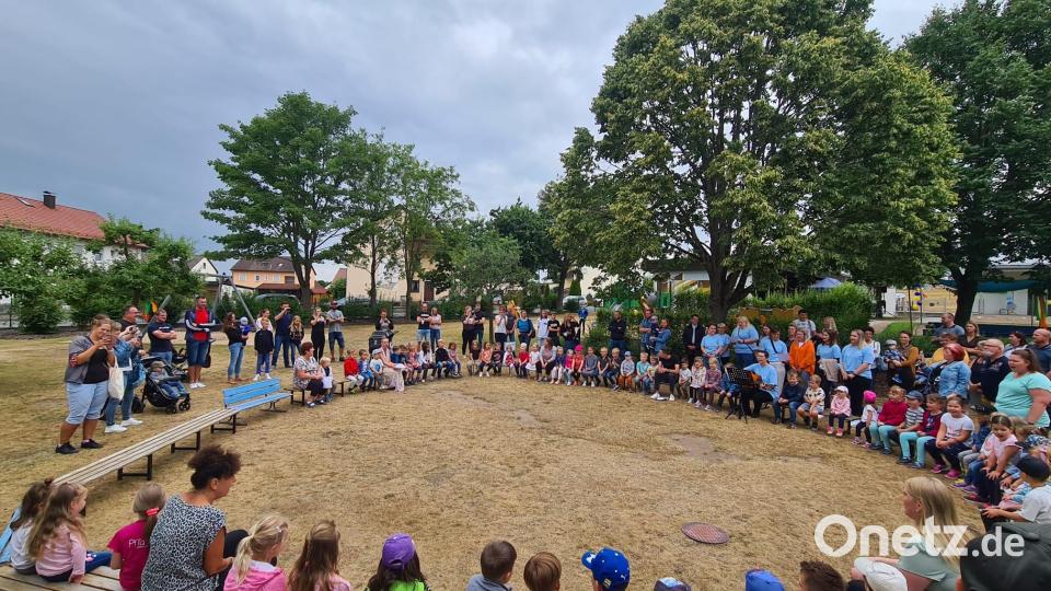 In einem großen Kreis wurde nach einem erlebnisreichen Nachmittag im Kinderhaus ein Abschlusslied gesungen. Bild: sei