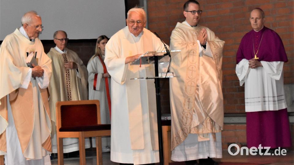 Pfarrer Gerhard Schmidt feiert 50-jähriges Priesterjubiläum in Grafenwöhr Bild: rgr