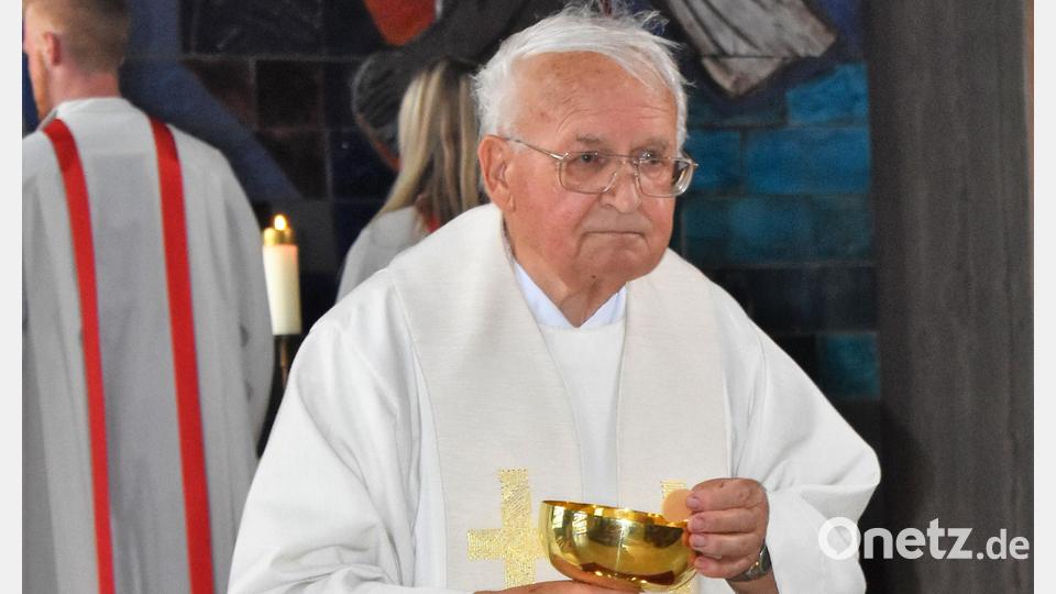 Pfarrer Gerhard Schmidt feiert 50-jähriges Priesterjubiläum in Grafenwöhr Bild: rgr