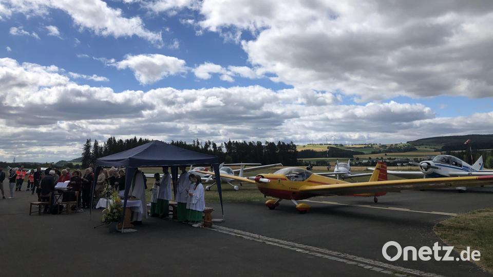 Den Gottesdienst beim Flugplatzfest in Erbendorf zelebrierte Pfarrer Martin Besold. Bild: gdö