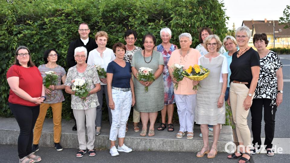 Auch für die nächsten beiden Jahre wurde Doris Schreglmann (Vierte von rechts) zur Vorsitzenden des Grafenwöhrer Frauenbundes gewählt sowie Anita Stauber (Zweite von rechts) zur zweiten Vorsitzenden. Christine Klaß (links) ist neue Kassiererin. Einige Mitglieder wurden bei der Jahreshauptversammlung für ihre Treue geehrt. Bild: rgr