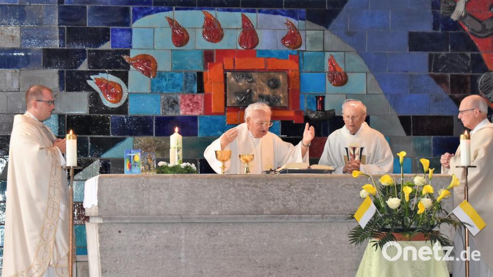 Pfarrer Gerhard Schmidt (Mitte) feiert 50-jähriges Priesterjubiläum in Grafenwöhr zusammen mit Pfarrer Daniel Fenk (links) sowie von rechts: Pfarrer Wolfgang Traßl und Pfarrer Hans Bayer. Bild: rgr