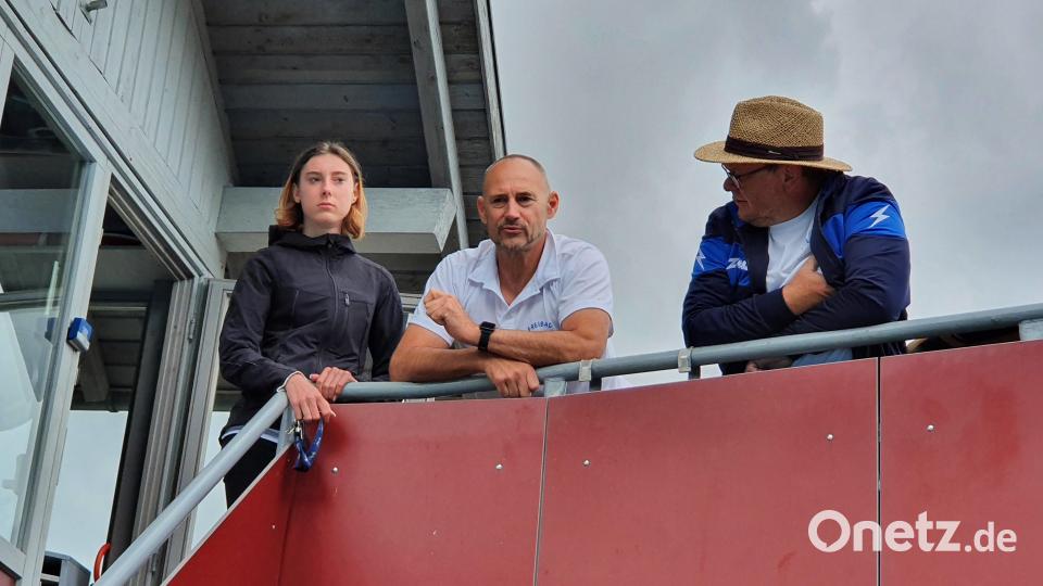 Das Freibadteam mit den Bademeistern Horst Lindner (Mitte) und Peter Faget sowie Mitarbeiterin Laura Lindner hat alles im Blick. Bild: Lowak