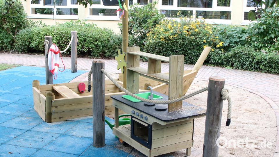 „Schiff ahoi!“ – die Kinder der Schulvorbereitenden Einrichtung (SVE) der Förderschule des Heilpädagogischen Zentrums (HPZ) Irchenrieth vollzogen am Freitagvormittag die traditionelle Taufe ihres neuen Holzspielbootes. Bild: lst/exb