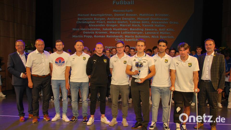 Der FC Amberg wurde als Aufsteiger in die Fußball-Landesliga geehrt. Bild: gsp