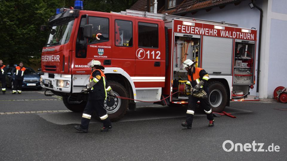 Bei der Leistungsprüfung Technische Hilfeleistung muss jeder Handgriff sitzen, hier das Vorbereiten von Rettungsschere und Rettungsspreizer. Bild: fla