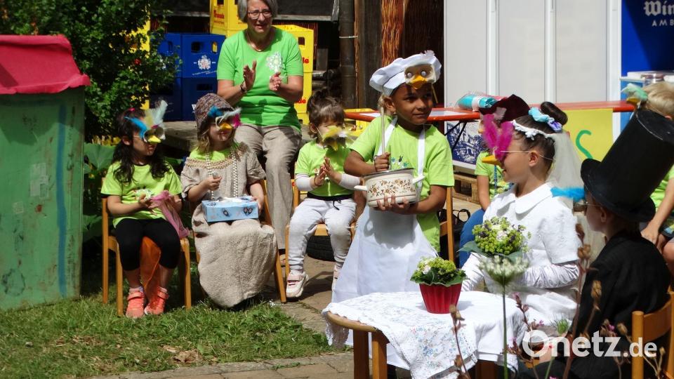 Mit originellen Darbietungen, hier die Vogelhochzeit, begeisterten die Kinder die Festgäste. Bild: ct