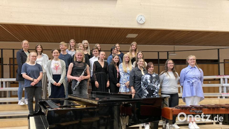 Diese Schüler (Klasse 8 bis 10a ) traten beim musischen Abend auf. Bild: Stefan Daubner/exb