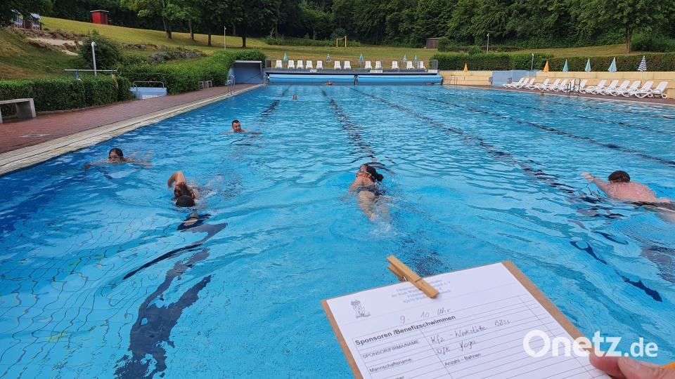 Schwimmen für den guten Zweck hieß es am Samstag beim Sponsorenschwimmen im Freibad Windischeschenbach. Bild: Lowak