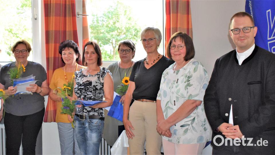 Im Rahmen der Jahreshauptversammlung des Katholischen Frauenbundes wurden auch neue Mitglieder aufgenommen, zwei davon (Vierte und Fünfte von links) sogar aus Eschenbach. Bild: rgr