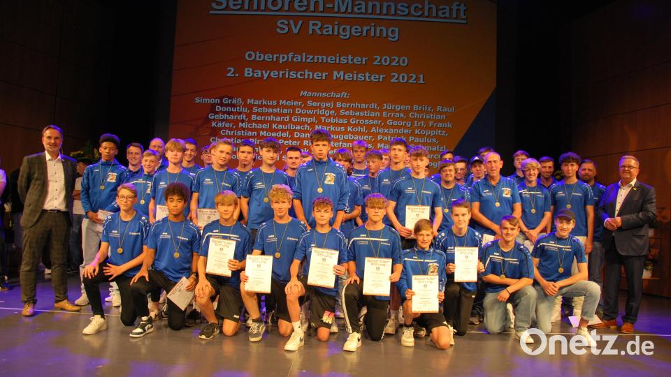 Die herausragende Jugendarbeit des SV Raigering wird durch drei Aufstiegsmannschaften dokumentiert. Bild: gsp