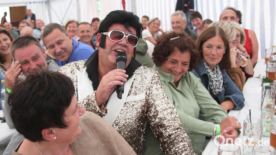 Marc O. Vincent als Elvis Presley: Bei den Songs &quot;Love me tender&quot; und &quot;It&#039;s now or never&quot; schmolzen die Fan-Herzen nur so dahin. Bild: wro
