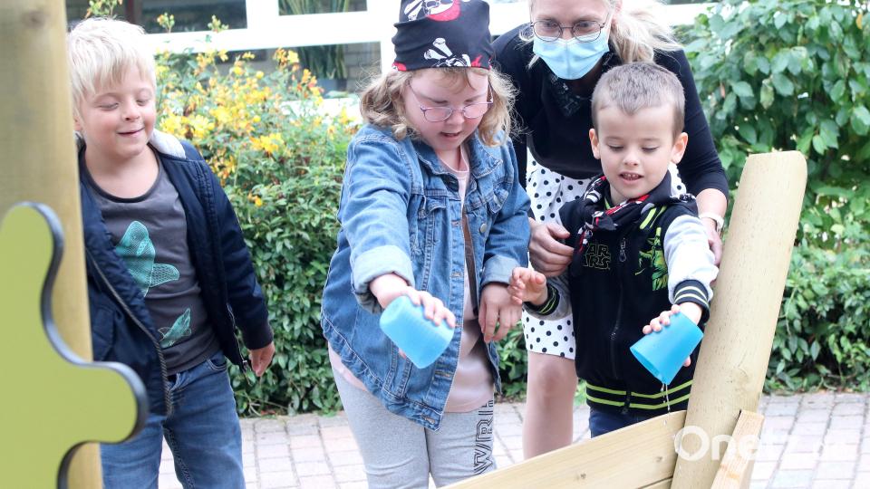 „Schiff ahoi!“ – die Kinder der Schulvorbereitenden Einrichtung (SVE) der Förderschule des Heilpädagogischen Zentrums (HPZ) Irchenrieth vollzogen am Freitagvormittag die traditionelle Taufe ihres neuen Holzspielbootes. Bild: lst/exb