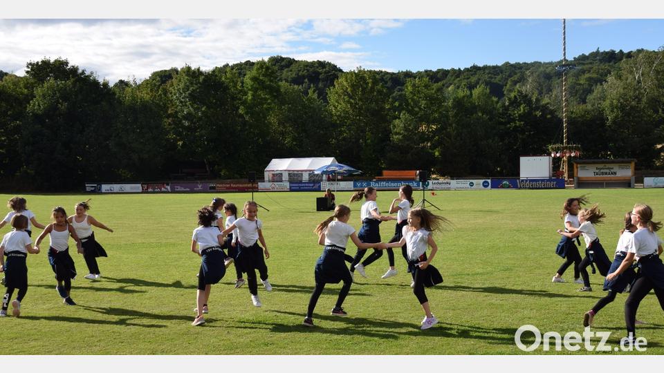 Die Supergirls bei ihrem Auftritt auf dem Sportplatz in Königstein wurden von Christina Kohler trainiert Bild: wku