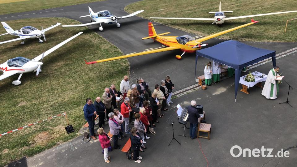 Den Gottesdienst beim Flugplatzfest in Erbendorf zelebrierte Pfarrer Martin Besold, ein Chor sorgte für die musikalische Gestaltung. Bild: gdö