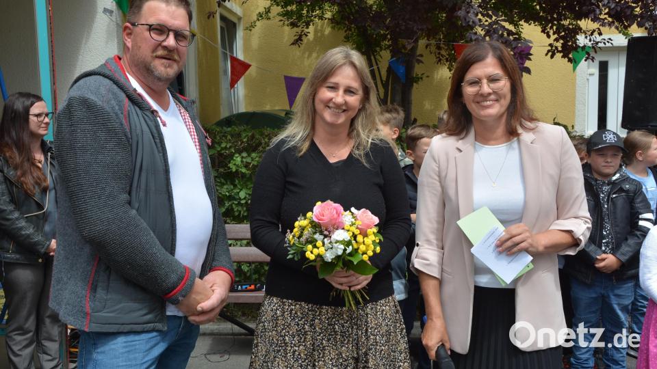 Elf Jahre lang, davon vier Jahre als Vorsitzende, prägte Sandra Dehmel (Mitte) den Elternbeirat der Grundschule Pechbrunn. Dafür bedankten sich Schulleiterin Petra Andritzky und Bürgermeister Stephan Schübel. Bild: jr