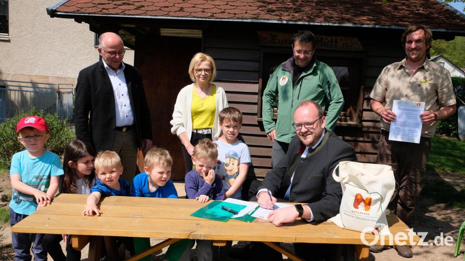 Eine leichte Gebührenerhöhung beschloss der Gemeinderat für die gemeindeeigene Kita, die erst jüngst von Landrat Andreas Meier zum Naturpark-Kindergarten ernannt wurde Bild: do
