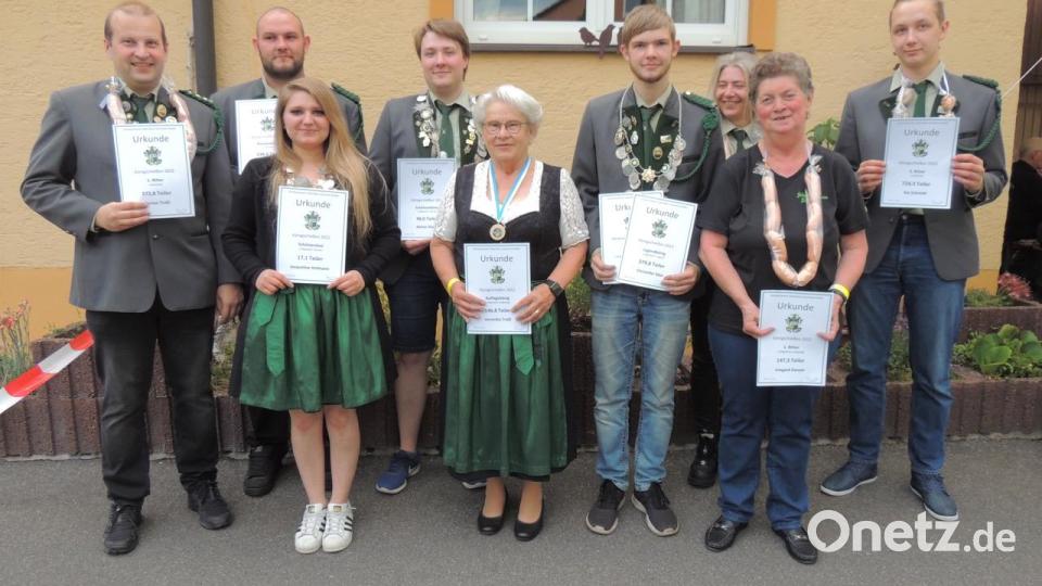 Der Schützenverein in Kaibitz hat seine neuen Könige geehrt: (von links) Florian Traßl, Dominik Dörner, Jacqueline Hofmann, Adrian Stangl, Veronika Traßl, Christofer Käss, Sonja Hofmann, Irmgard Danzer und Kai Schmidt. Bild: rpp