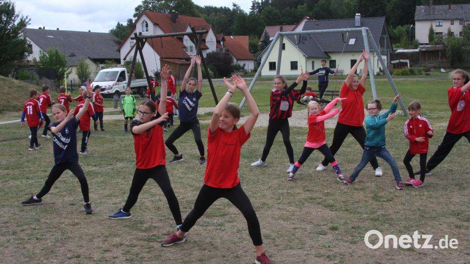 &quot;Zeigen was wir so alles machen&quot; hieß das Stichwort für die Vorstellung der einzelnen Vereinssparten in der DJK. Der Tanzgruppe – geleitet wird sie von Rebekka Müller – macht es offensichtlich Spaß. Bild: wro