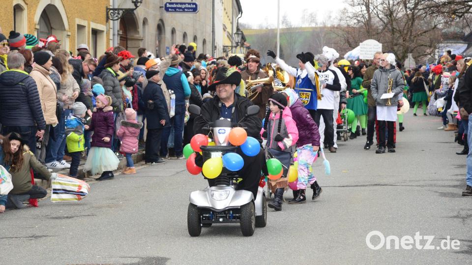 Wilhelm Hartung war mit seinem Elektromobil 2019 beim Faschingszug in Pleystein dabei. Archivbild: bey