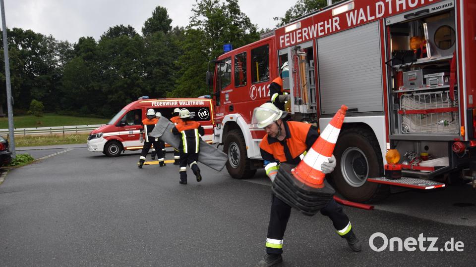 Eine Unfallstelle muss im Ernstfall zügig abgesichert werden. Auch das ist Teil der Leistungsprüfung. Bild: fla