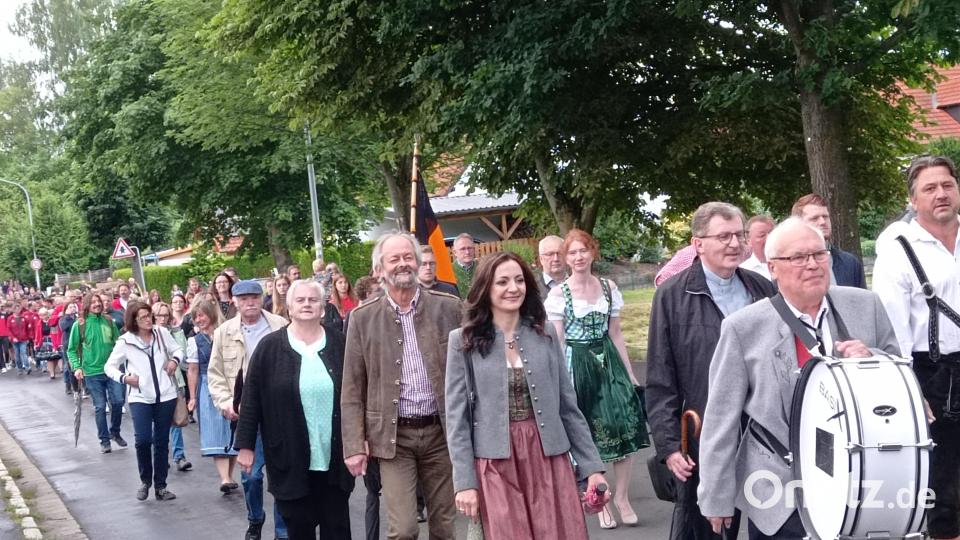 Mit einem Festzug startete das traditionelle Hammerrangfest am Samstag. Mit von der Partie waren auch Bürgermeisterin Margit Bayer in Begleitung mehrerer Stadträte sowie Stadtpfarrer Bernd Philipp. Bild: fpoz