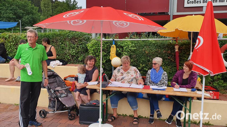 Während Vorsitzende Aurelia Zimmermann (sitzend, Mitte) dafür sorgt, dass alle Bahnen genau registriert werden, ist zweiter Vorsitzender Joe Hartmann (im grünen Shirt) für den reibungslosen Wechsel der Teams zuständig. Bild: Lowak